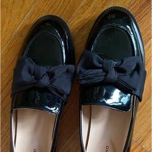 Bandolino patent flats with fabric bow